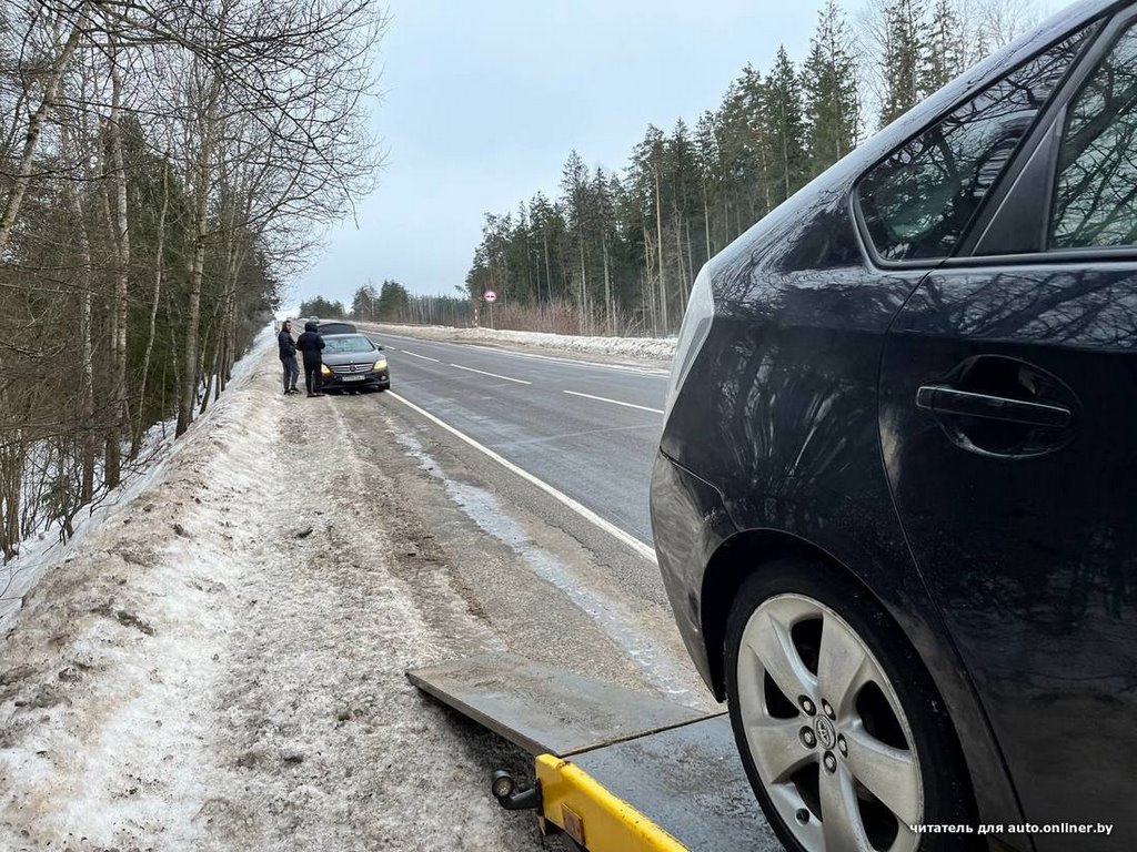 «Каско ни у кого нет». Несколько машин влетело в ямы: кто теперь будет оплачивать ремонт?