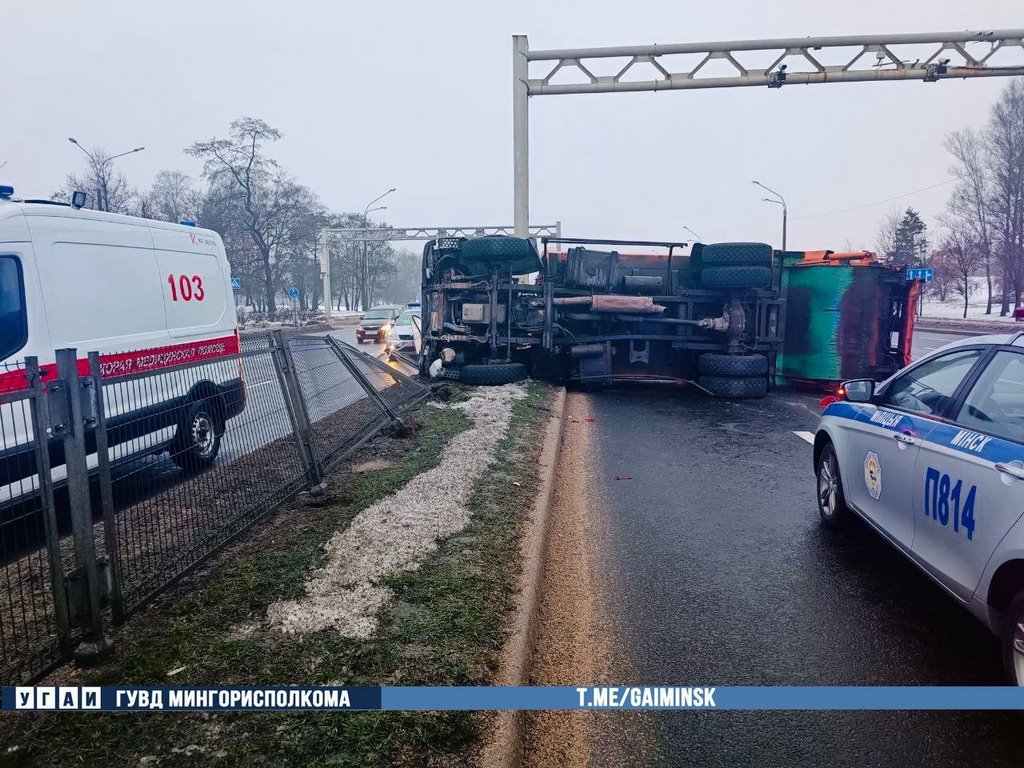 Мусоровоз протаранил «легковушку» и опрокинулся на бок в Минске. Есть видео, как это произошло