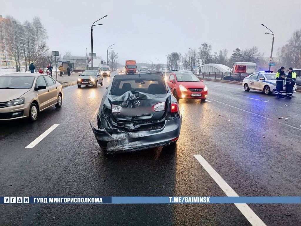 Мусоровоз протаранил «легковушку» и опрокинулся на бок в Минске. Есть видео, как это произошло