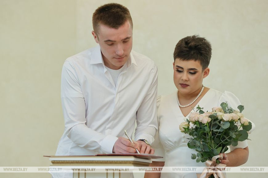 13 пар поженились в Бресте в канун Нового года