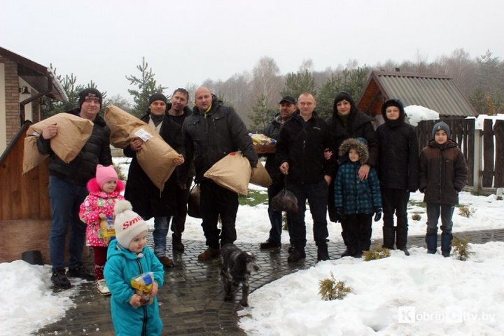 Кобринские байкеры поздравили с Новым годом одиноких животных и привезли им вкусные подарки