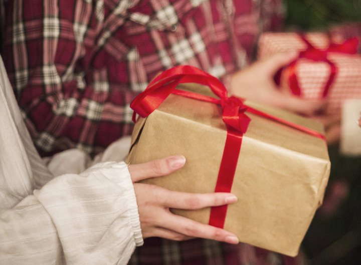 «Никаких подарков, ты наказан!» Можно ли так воспитывать ребенка?