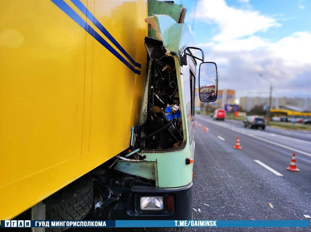 В Минске кабину троллейбуса смяло после столкновения с грузовиком