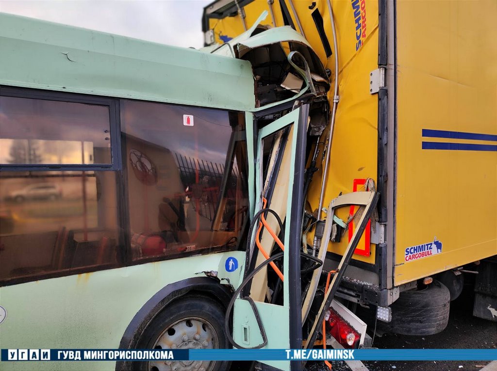 В Минске кабину троллейбуса смяло после столкновения с грузовиком
