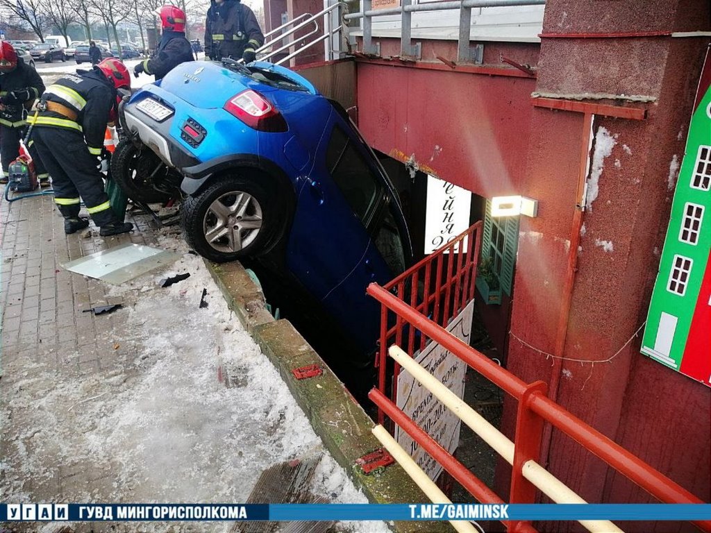 Как это вышло? Водитель застрял в подвале минской кофейни