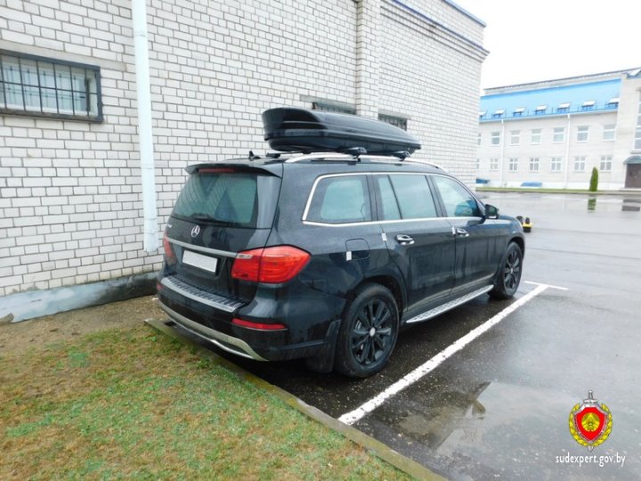 Mercedes угнали в России, а нашли в Беларуси. Машина несколько лет меняла владельцев