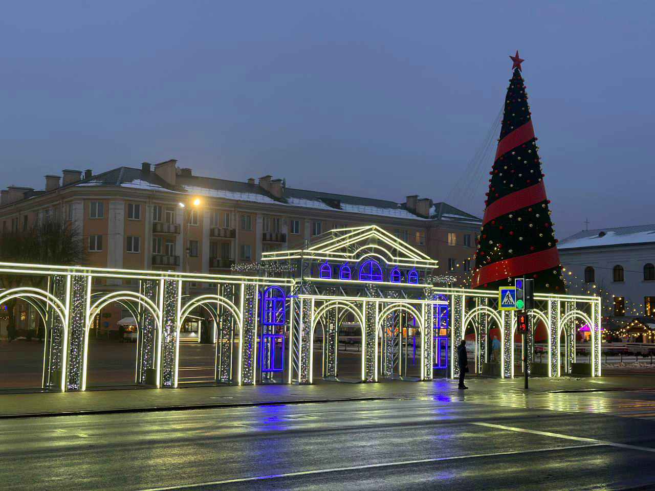 Вот так выглядит подсветка инсталляции на площади Ленина в Бресте