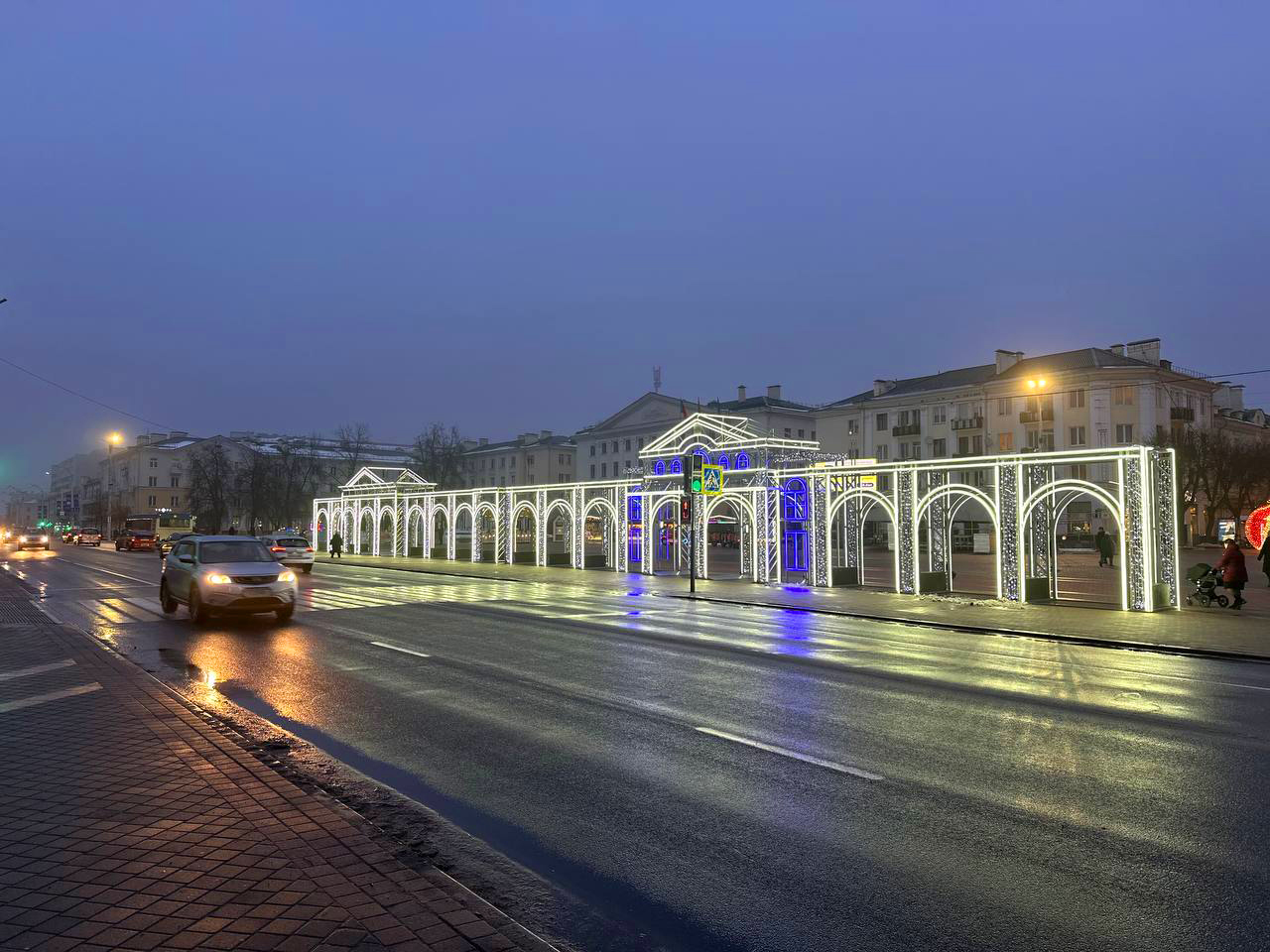 Вот так выглядит подсветка инсталляции на площади Ленина в Бресте