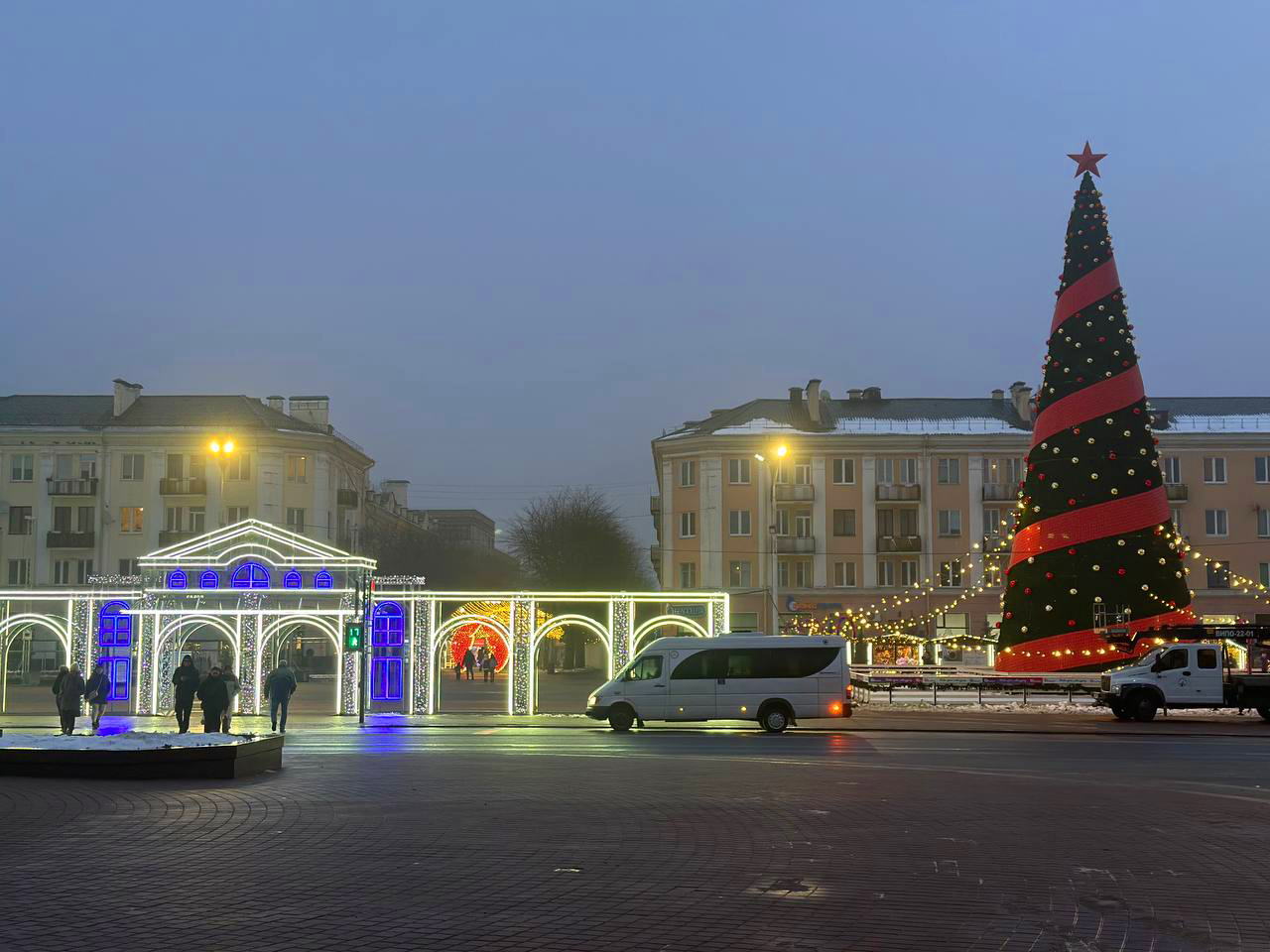 Вот так выглядит подсветка инсталляции на площади Ленина в Бресте