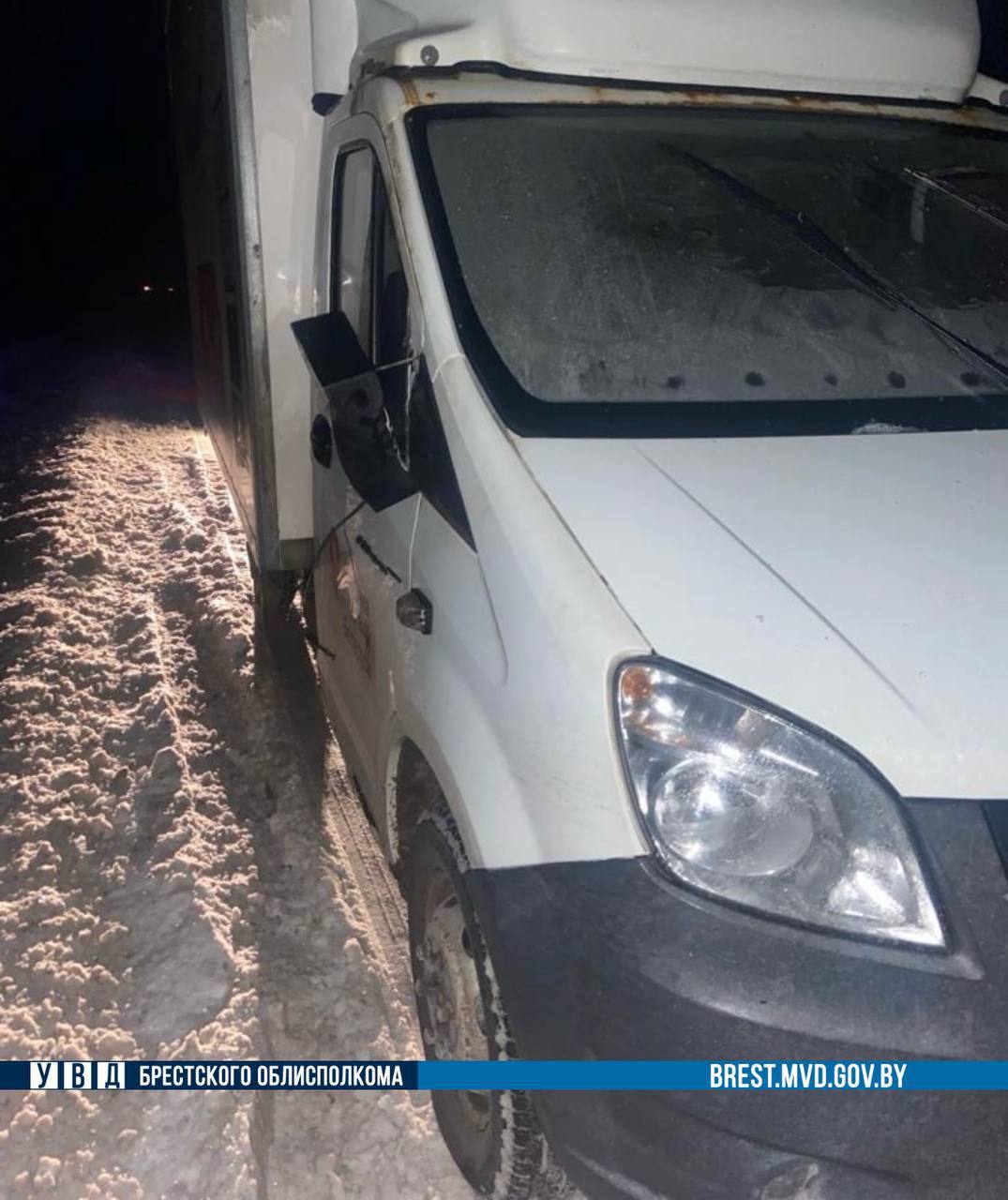 В Барановичском районе мужчина на трассе менял колесо, и его сбил грузовик