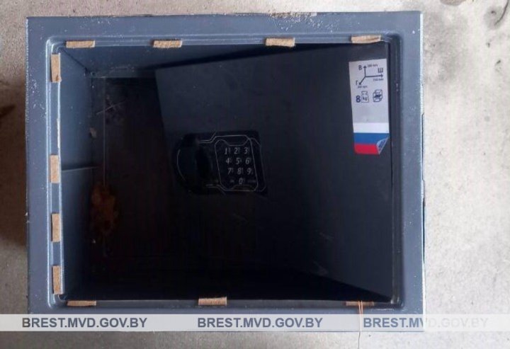 Житель Брестского района похитил сейф с деньгами