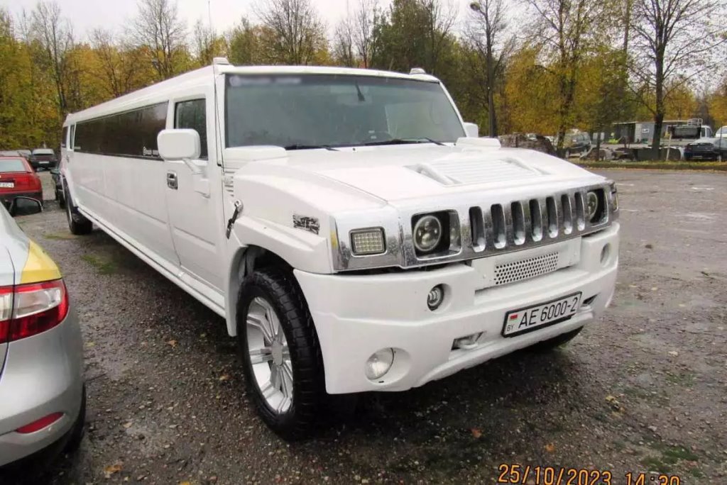 В Гродно на аукцион выставили лимузин Hummer. За сколько?
