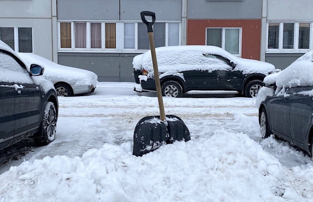 Расчистил место вокруг машины. А снег куда девать, чтобы не нарушить закон?