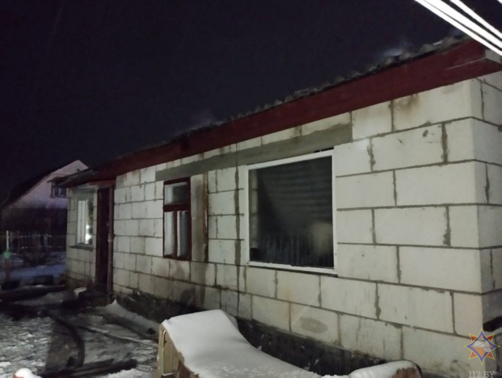 На пожаре в Барановичах мужчина спас соседку