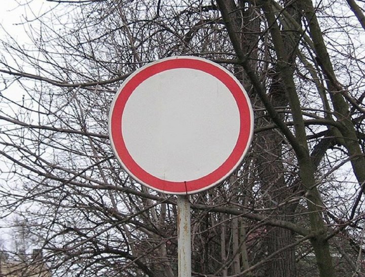 «Движение запрещено»: кому можно заехать за знак и каков штраф за нарушение его требований