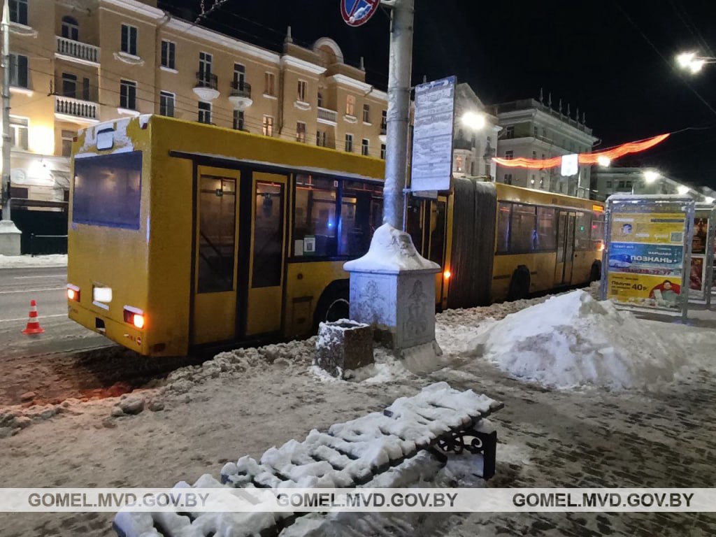 Женщину зажало дверью автобуса, после чего она упала на дорогу и оказалась под колесом