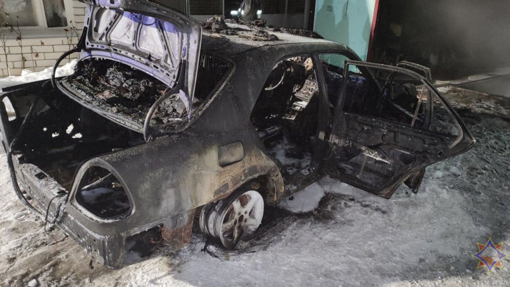 Легковой автомобиль сгорел в гараже в Барановичах