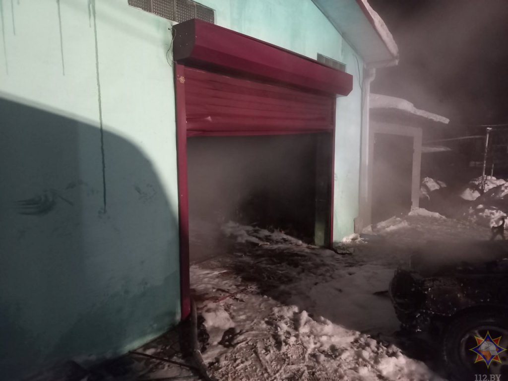 Легковой автомобиль сгорел в гараже в Барановичах