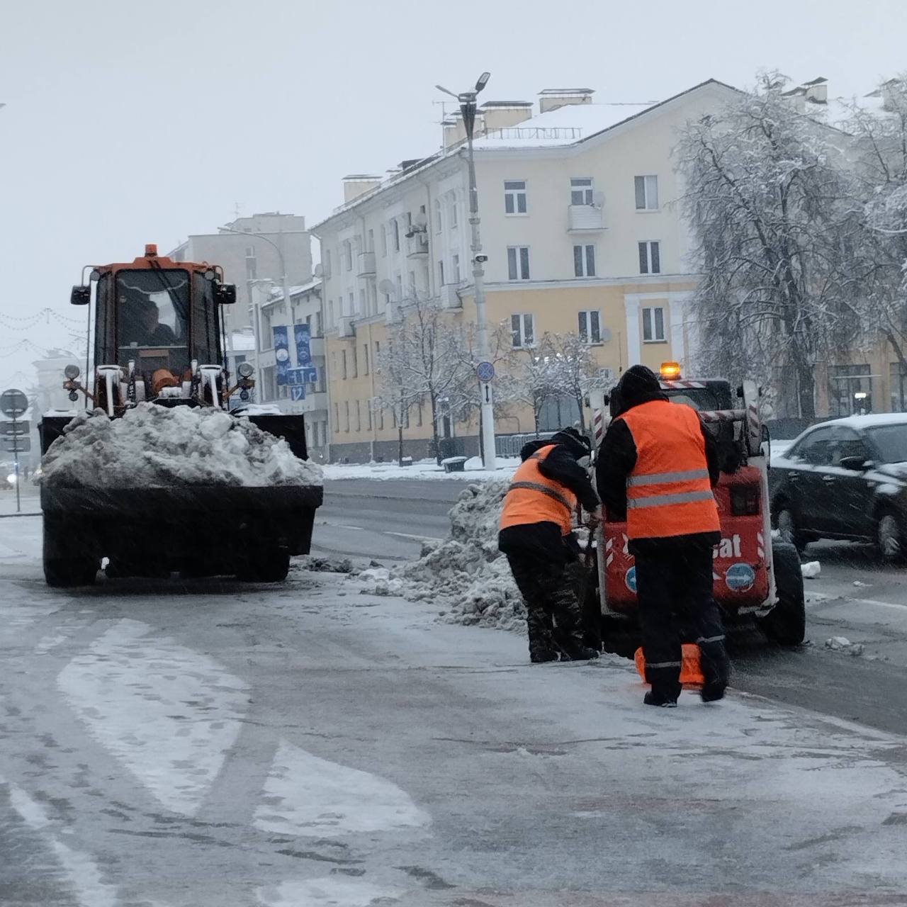 В Бресте идет уборка снега