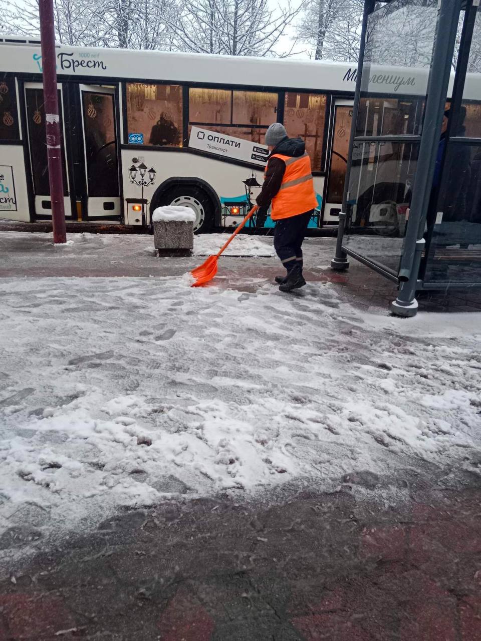 В Бресте идет уборка снега