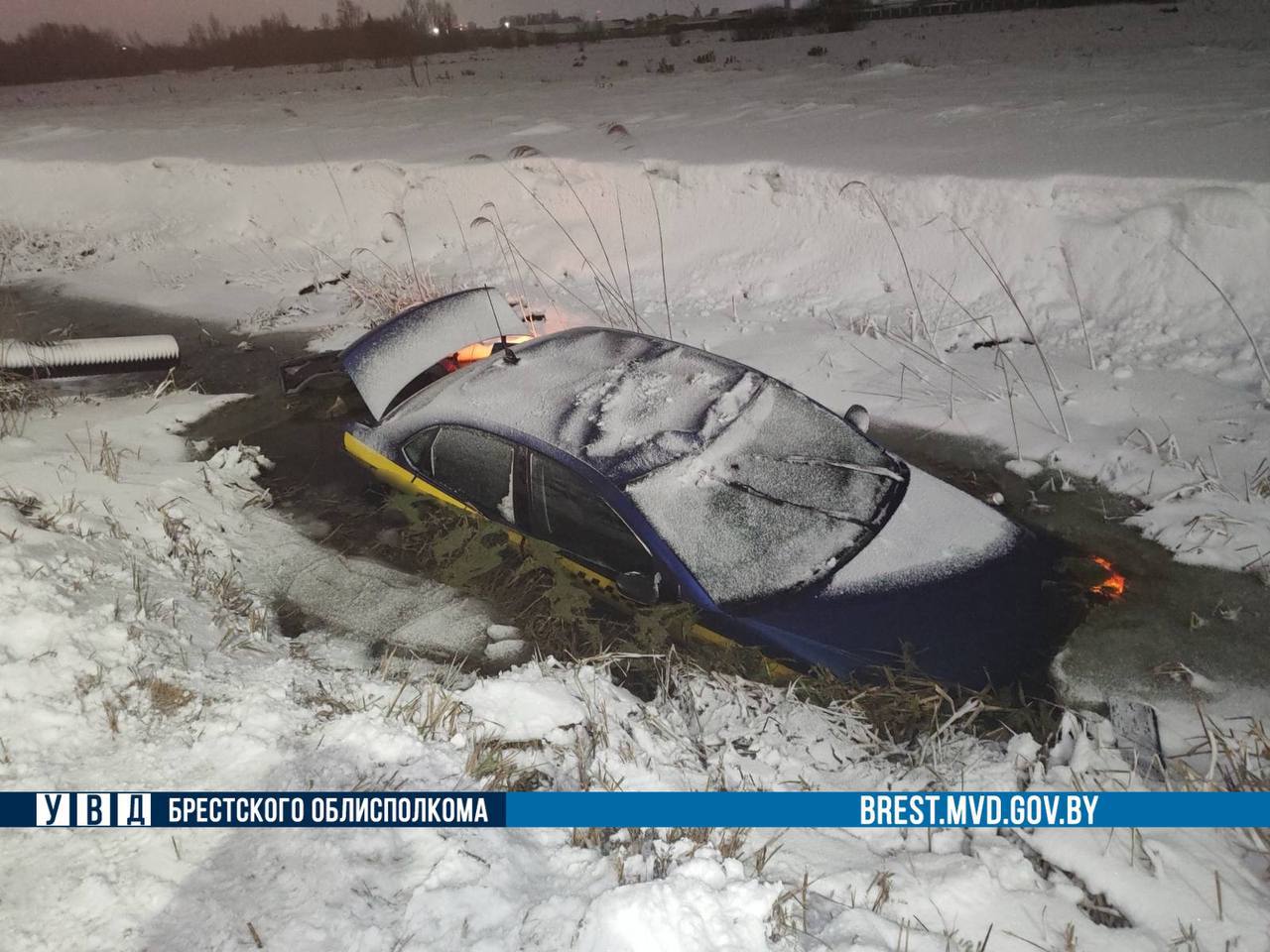 Автомобиль такси оказался в канаве. Стали известны подробности ДТП в Бресте