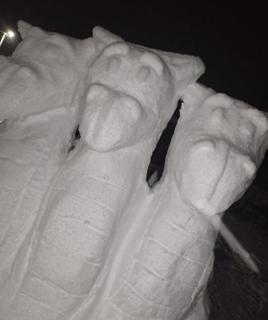 Трехглавый снежный Змей Горыныч появился в одном из частных дворов Барановичей