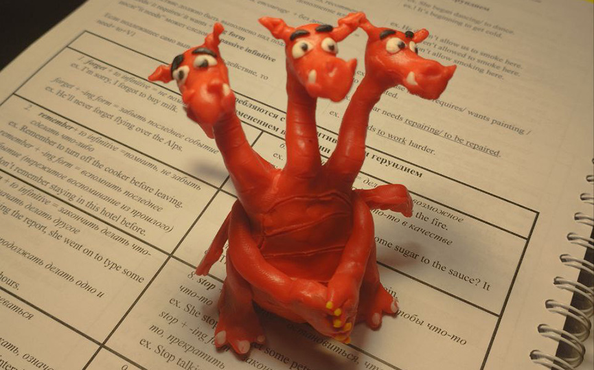 Трехглавый снежный Змей Горыныч появился в одном из частных дворов Барановичей