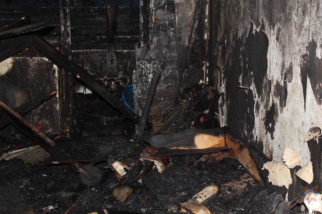 В Бресте на пожаре работники МЧС спасли мужчину, еще двое погибли, а один самостоятельно покинул огненную ловушку. Подробности