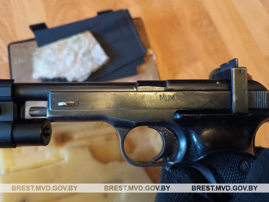 Житель Барановичей в квартире и гараже хранил оружие и патроны – он задержан