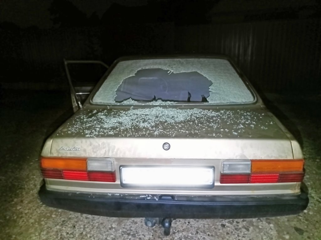 В Беларуси мужчина приревновал девушку и повредил машину знакомого