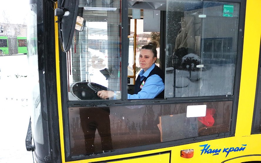В первый рейс выехала первая в Барановичах женщина – водитель автобуса