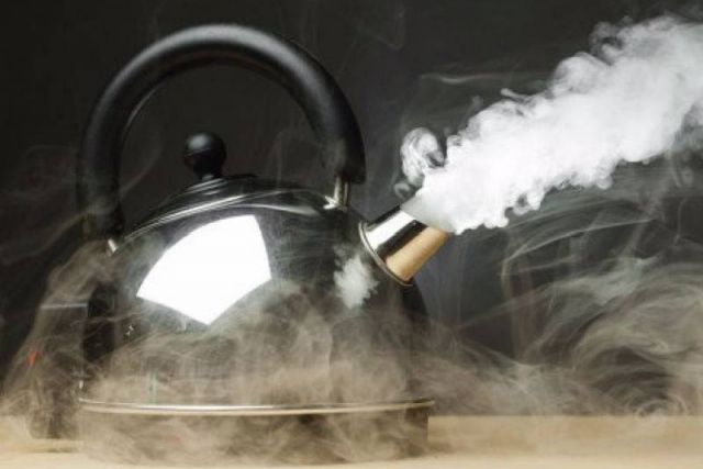 В Беларуси восьмимесячный ребенок опрокинул на себя чайник с кипятком и получил ожоги 40% тела