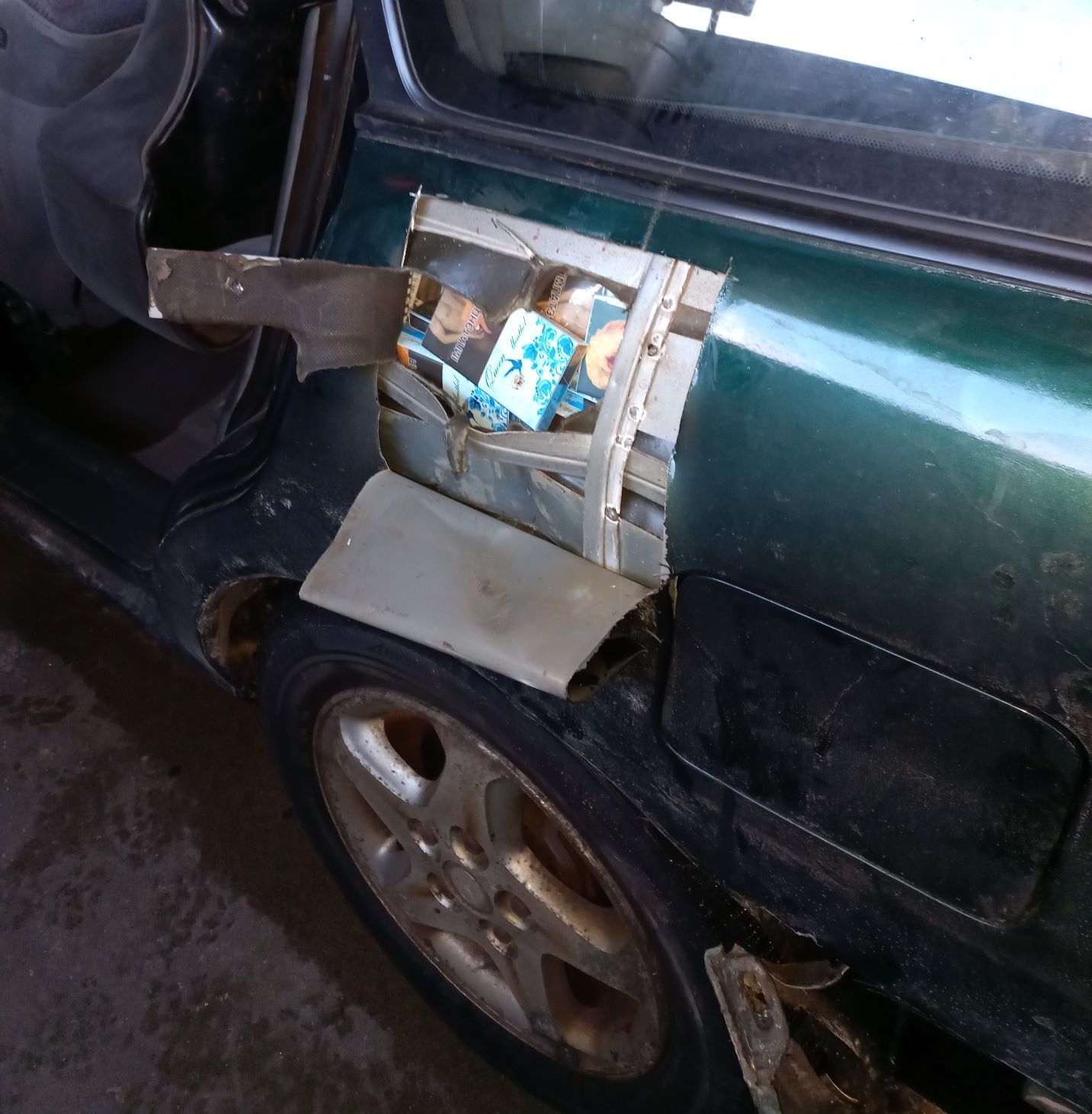 Литовские таможенники сначала разрезали Mazda из Беларуси, а потом конфисковали. Знаете, почему?