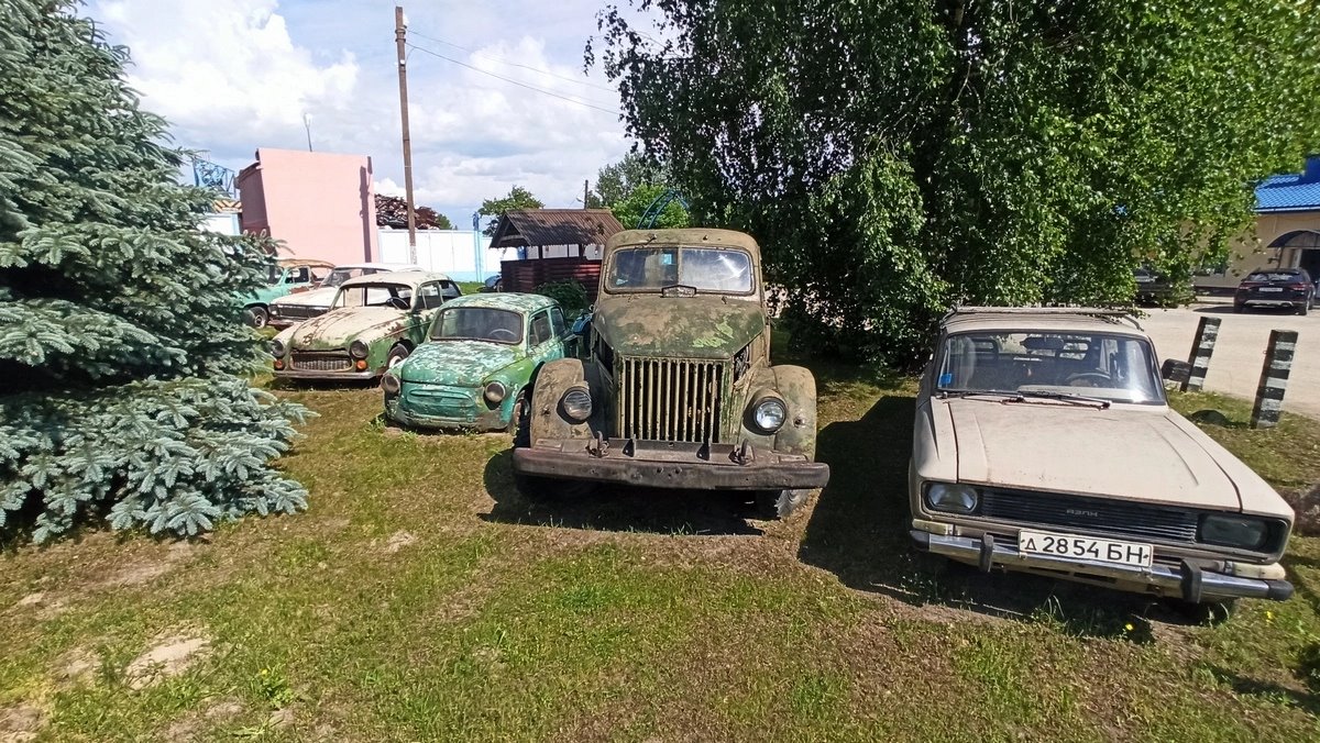 Музей «спасенных кузовов» под открытым небом есть в Дрогичине