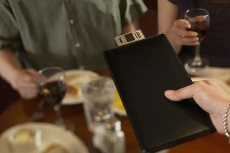 Склонны ли белорусы оставлять официантам на чай? Сколько зарабатывает официант?