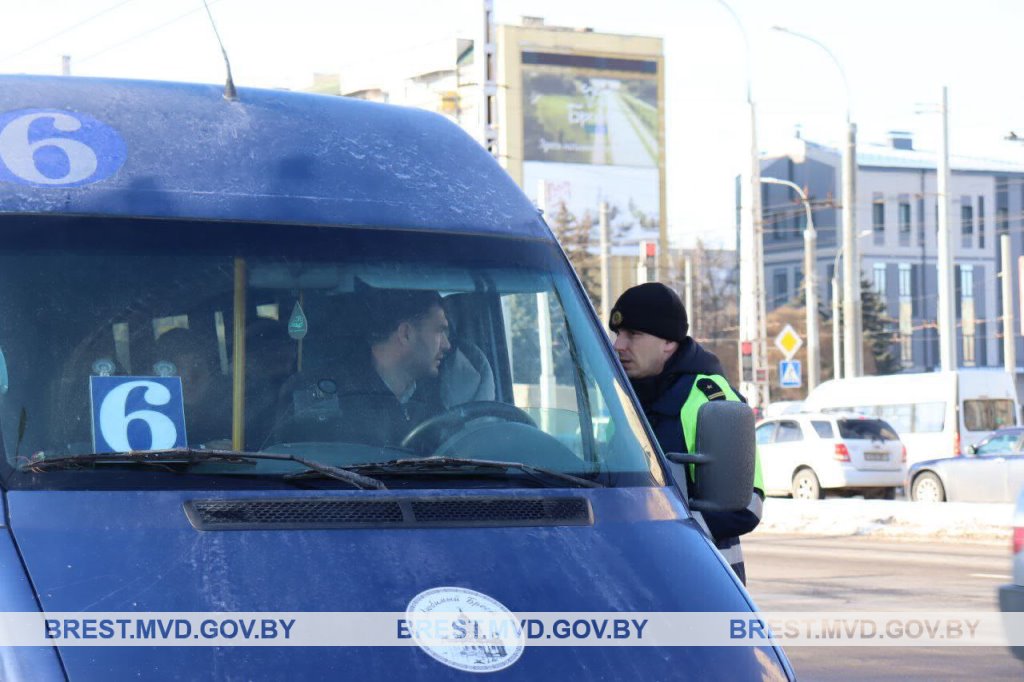 Инспекторы ГАИ в Бресте останавливали такси и маршрутки