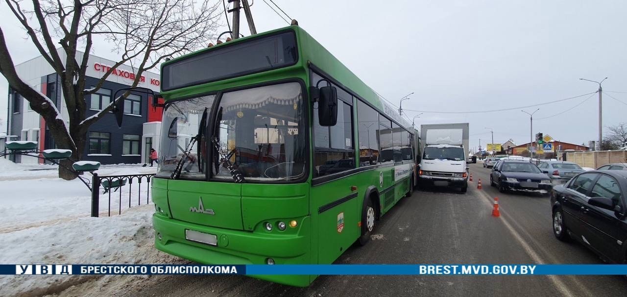 Грузовик столкнулся с автобусом в Барановичах