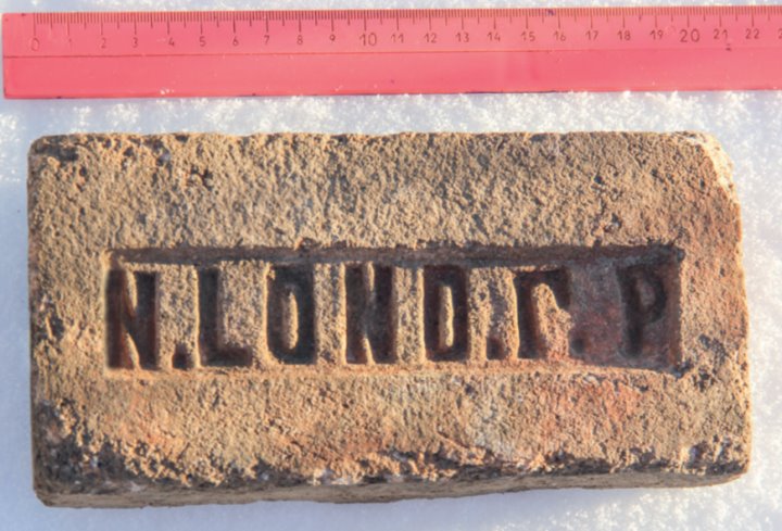 Житель Брестской области при разборке старой печи нашел необычный кирпич