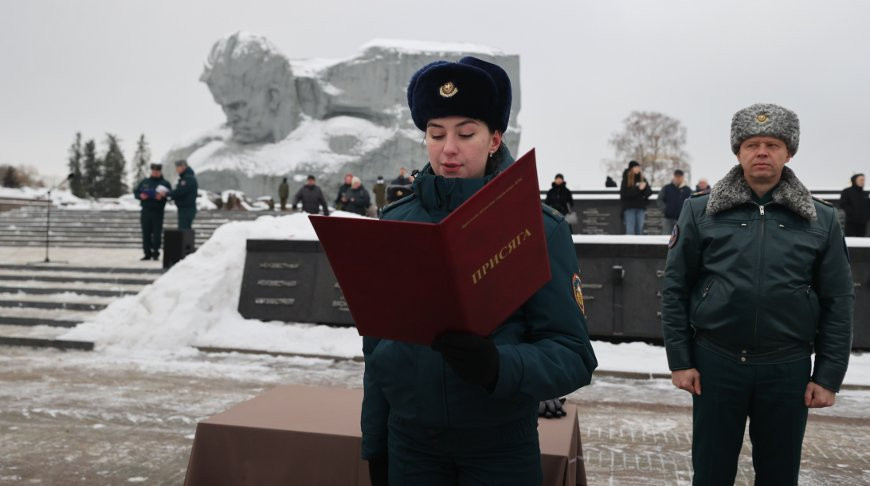 Около 80 молодых сотрудников МЧС приняли присягу в Брестской крепости
