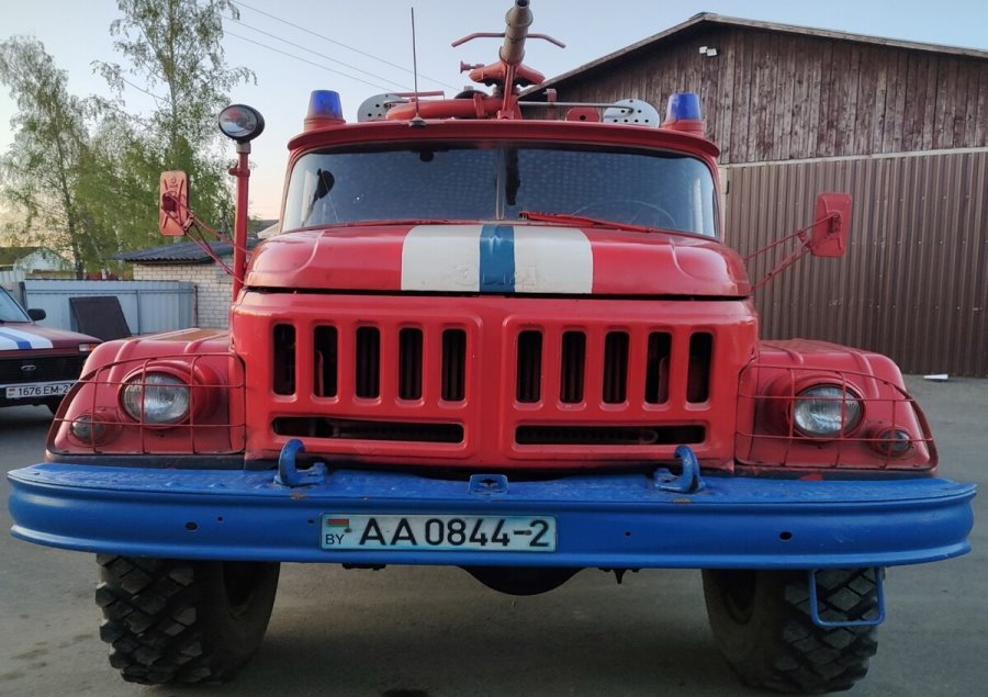 В Гомеле продают раритетный пожарный Mercedes. Сколько просят за 50-летнюю машину?