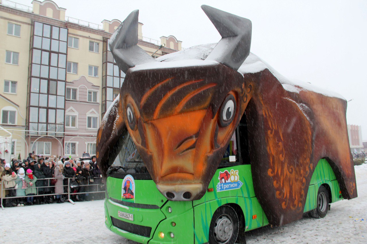 Парад стилизованных машин прошел сегодня на фестивале «Берестейские сани» в Пинске