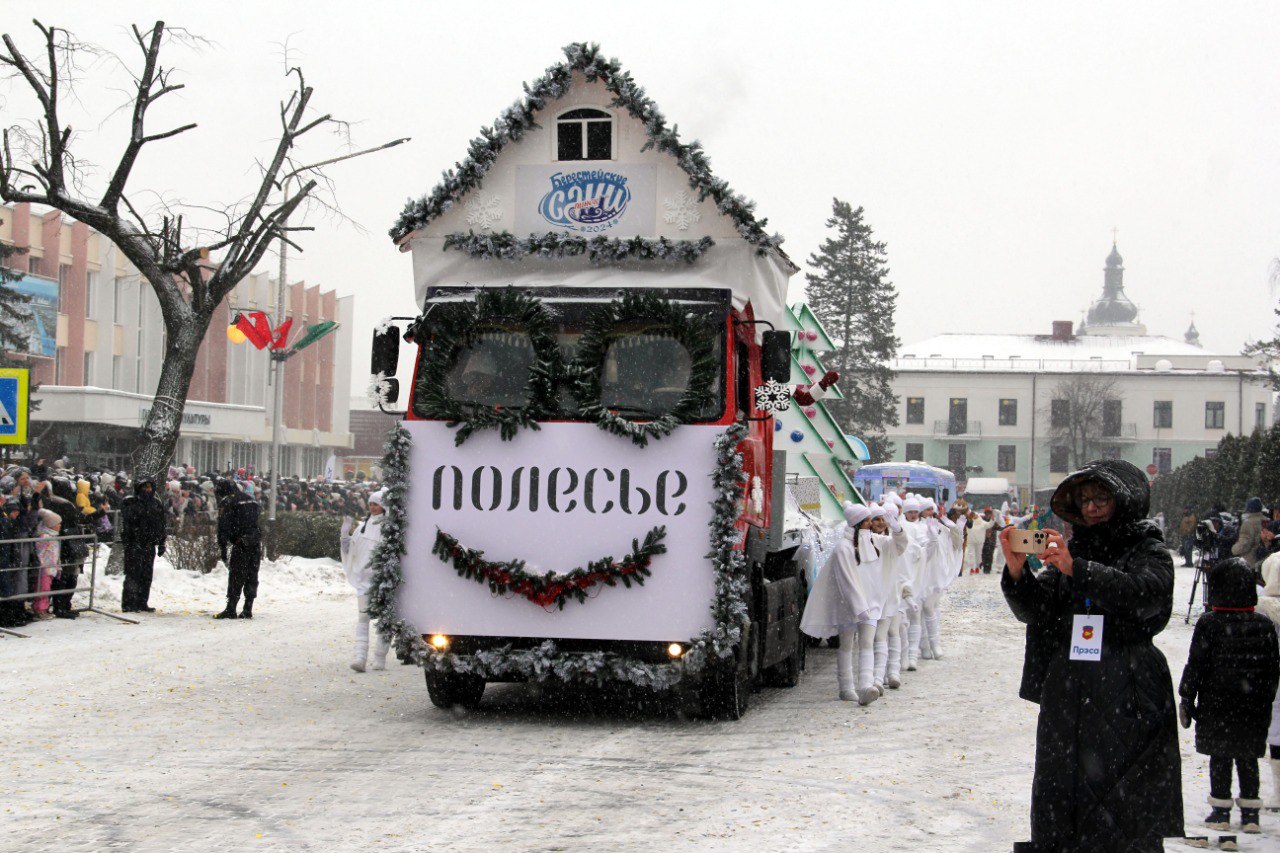 Парад стилизованных машин прошел сегодня на фестивале «Берестейские сани» в Пинске