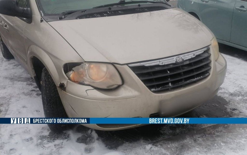 В Бресте девочка выбежала из-за припаркованного авто - ее сбила машина