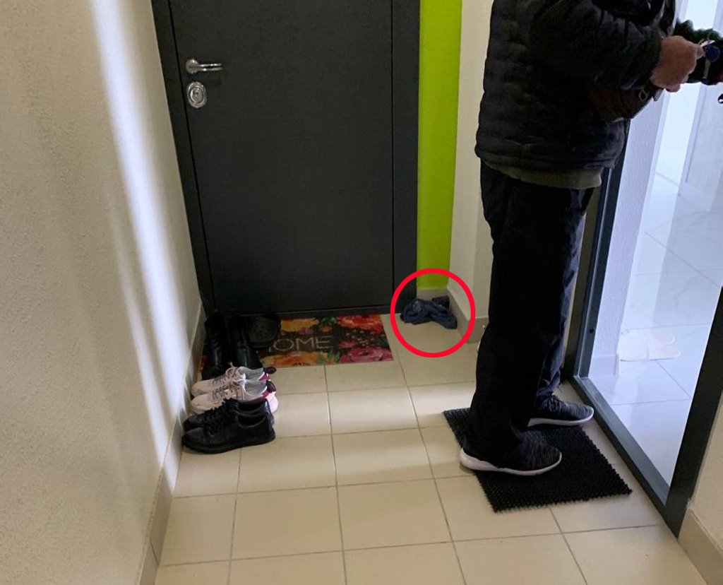 «Знаки» из носков под дверью и пугающие записки. Драмы, которые разворачиваются в белорусских подъездах