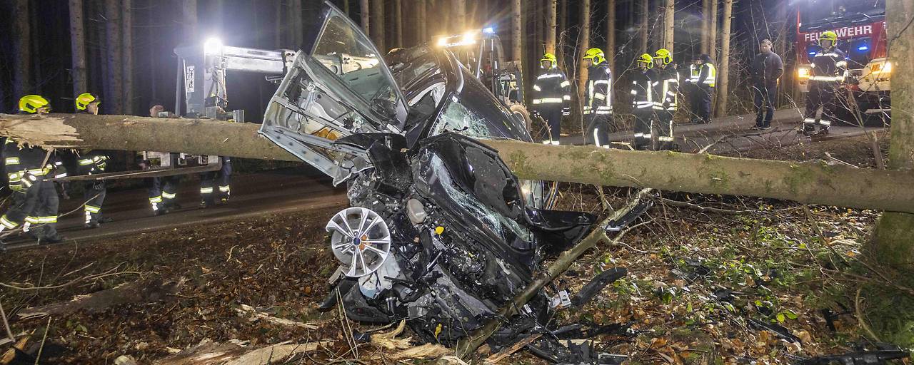 Австрийка чудом выжила за рулем компактвэна, который воткнулся в огромную ель
