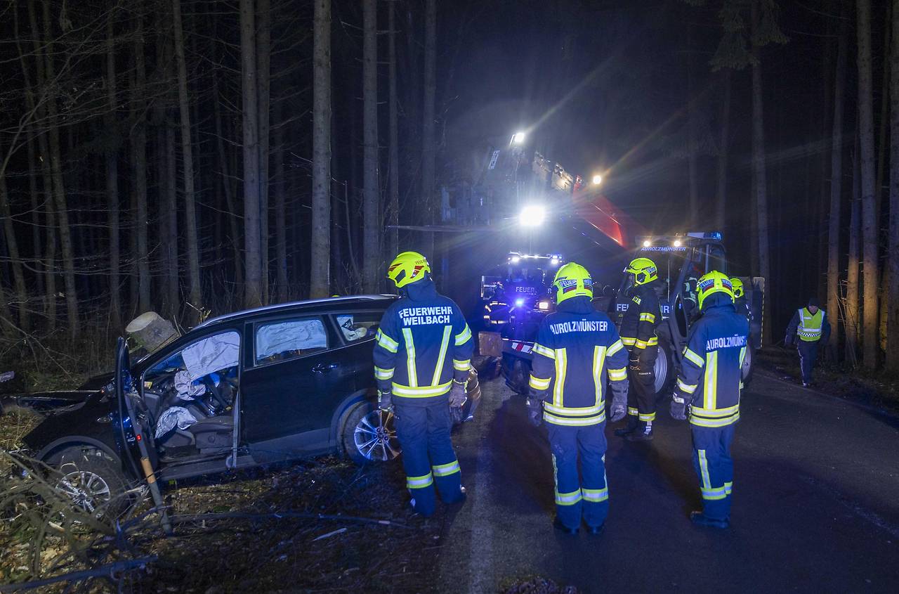 Австрийка чудом выжила за рулем компактвэна, который воткнулся в огромную ель