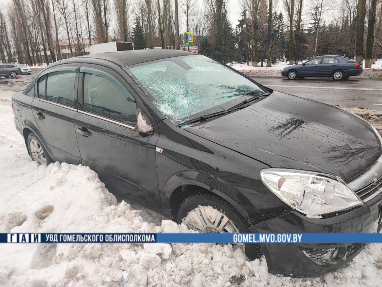 В Гомеле автомобиль вылетел на тротуар и сбил трех женщин. Опубликовано видео