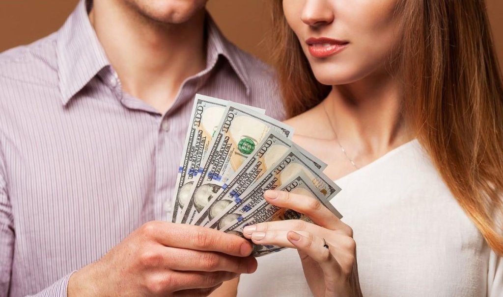 «Денег много не бывает». Белоруски рассказали, сколько нужно для счастья и кто в семье должен зарабатывать