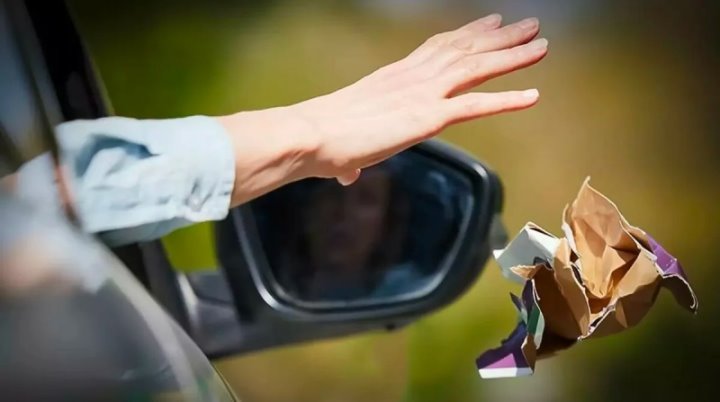 За выброшенный из машины мусор придётся заплатить штраф