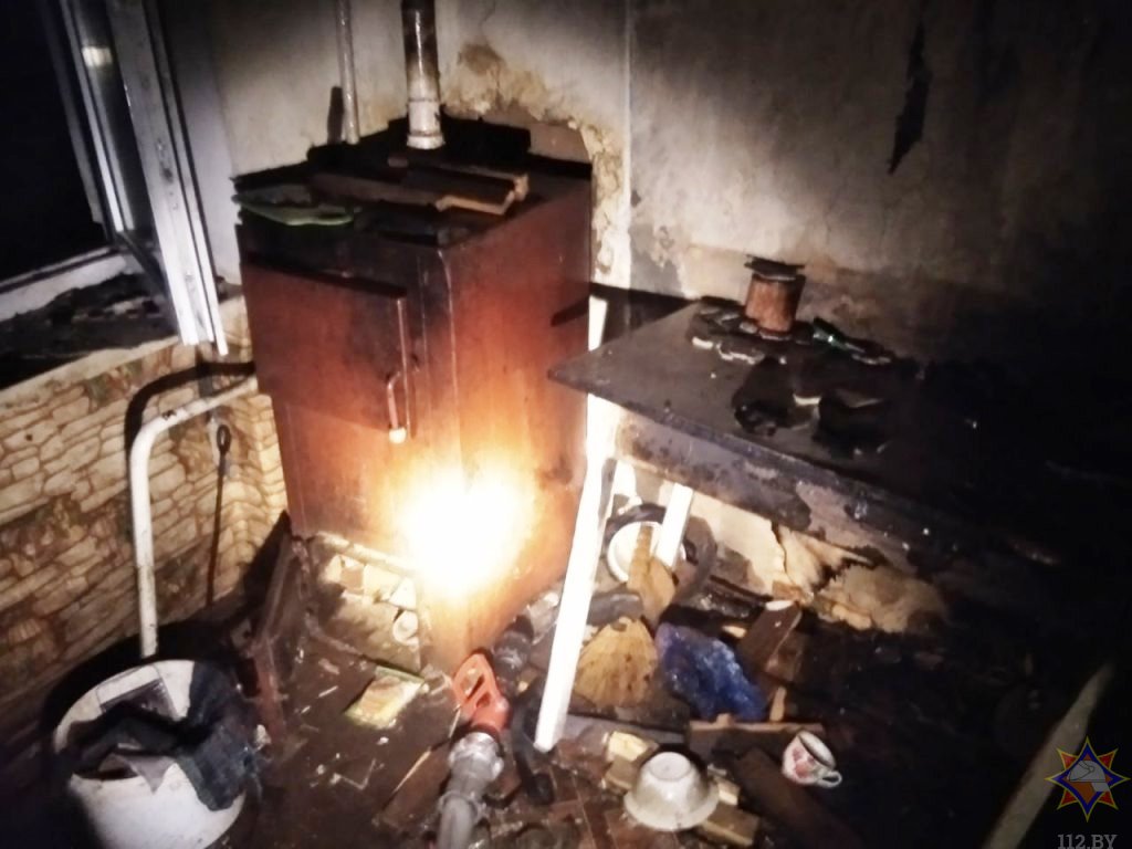 Автономный пожарный извещатель предупредил о пожаре в Каменецком районе. Работники МЧС спасли супругов-пенсионеров